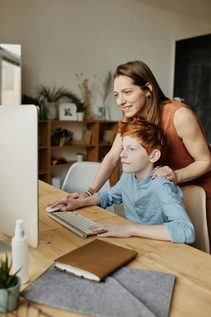 un rdv orthophoniste en ligne avec une maman et son fils