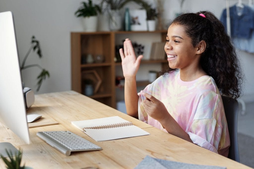 un rdv orthophoniste en ligne avec une petite fille