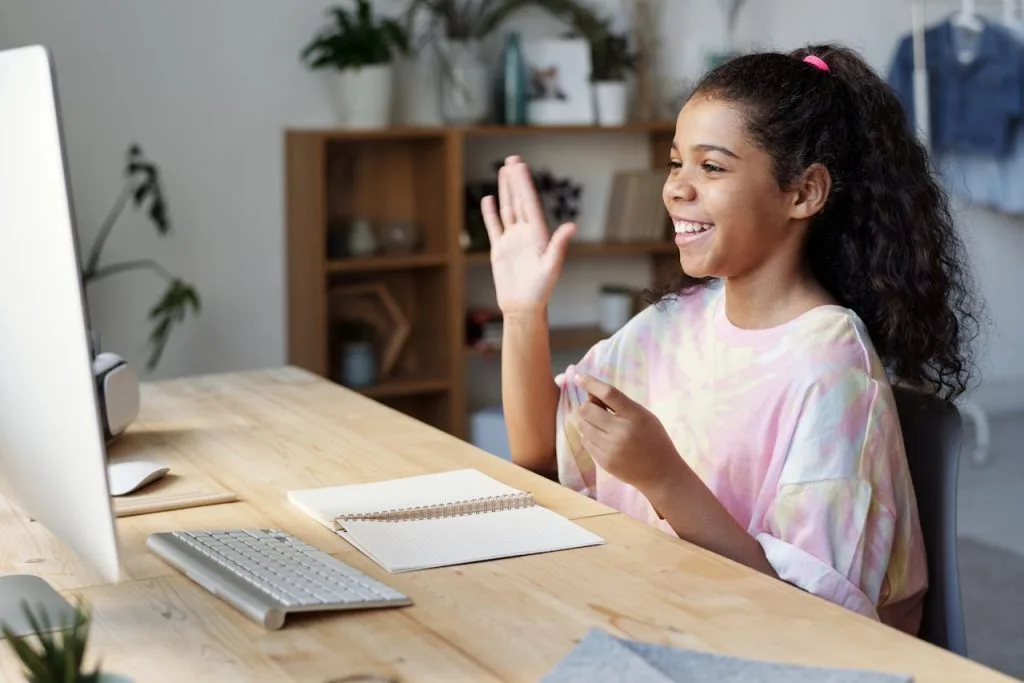 un rdv orthophoniste en ligne avec une petite fille